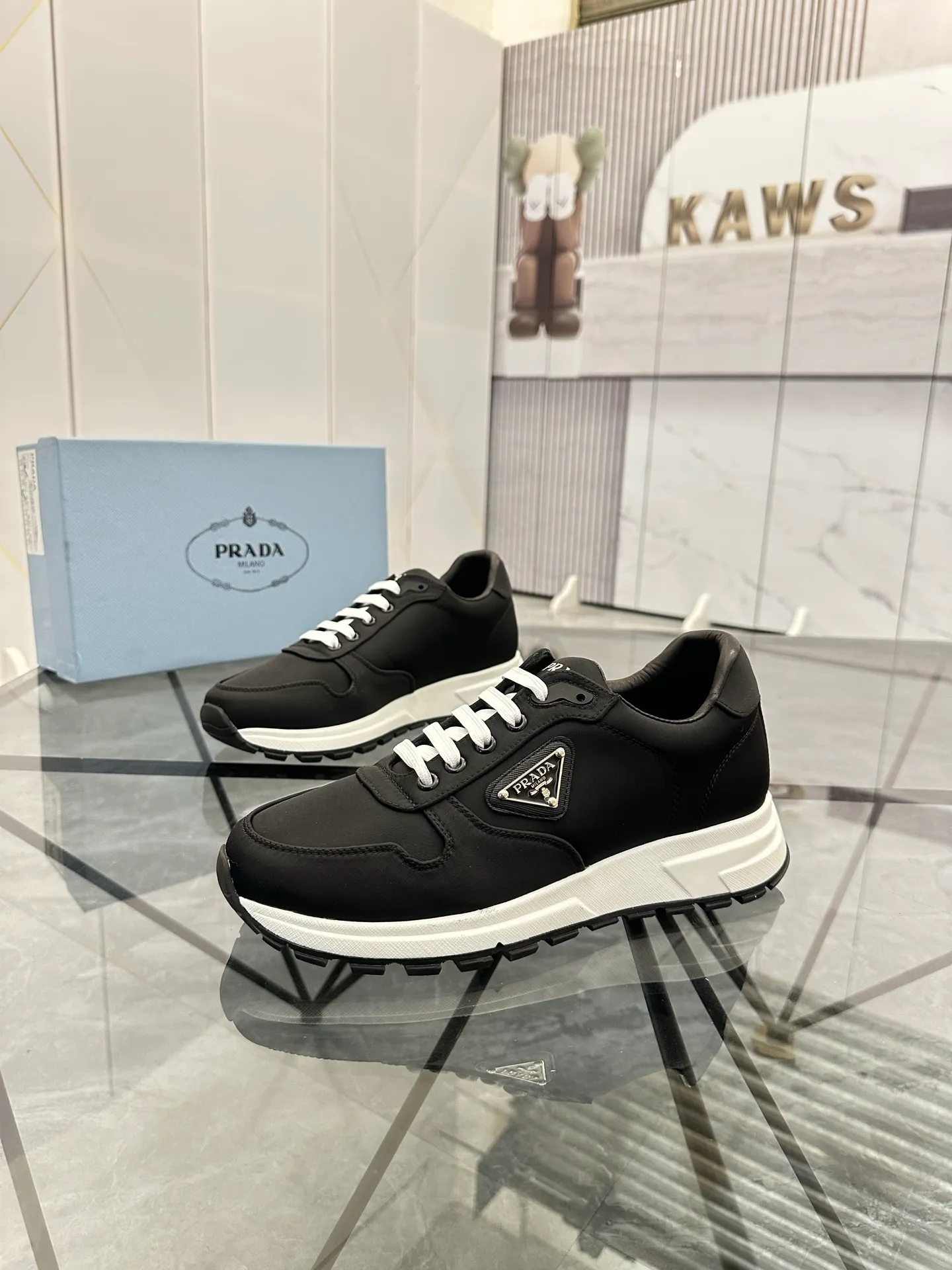 Men's shoes: 💰P440¥ Product trademark: Prada *"Prada*" low-top casual shoes Regular size: 38-44 (can be customized to 45.46) Product materials: Upper imported from the counter original fabric, sheepskin lining, original outsole. Number: 835